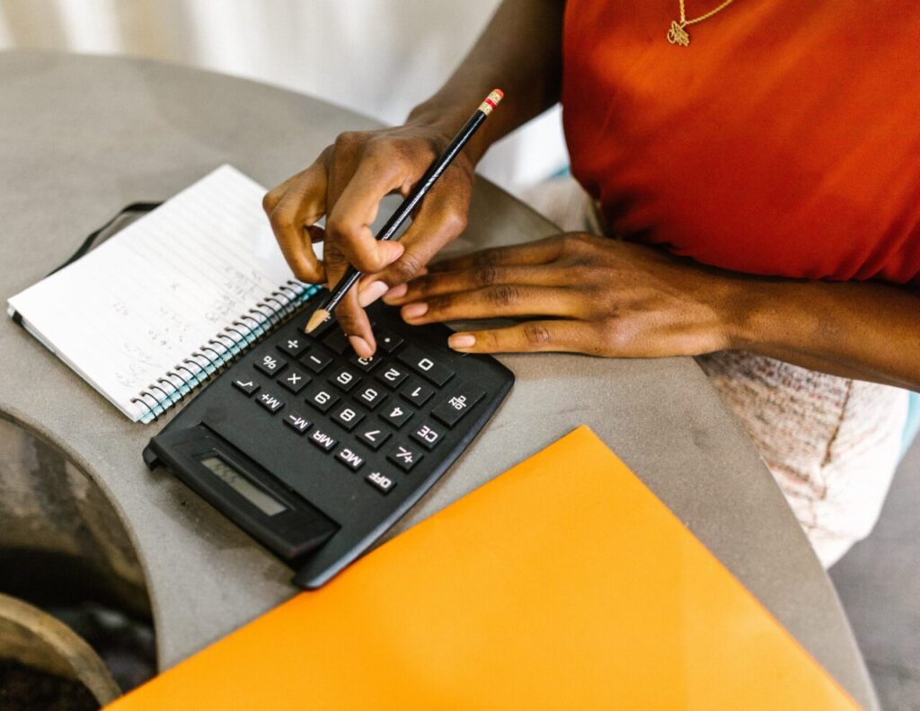 Planejamento financeiro no início do ano ajuda famílias a evitar dívidas em 2026 - Jornal O São Paulo