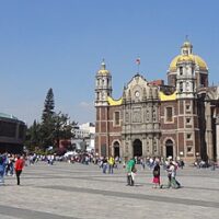 700px-Atrio_de_las_Americas_-_La_Villa_-_Basilica_de_Guadalupe_-_Ciudad_de_Mexico
