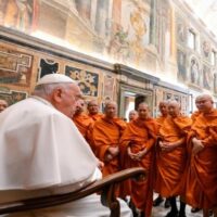 Papa-e-Monges-Budistas_Vatican-Media