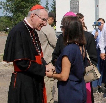 parolin cumprimenta mulher ucraniana