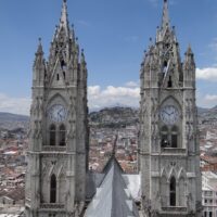 Basílica_del_Voto_Nacional,_Quito,_(panoramic_view)_pic.bb8,