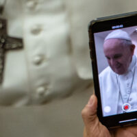 papa-francisco-celular-comunicacao_daniel-ibanez-cna