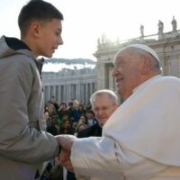 Papa sauda jovem audiencia geral_vatican media