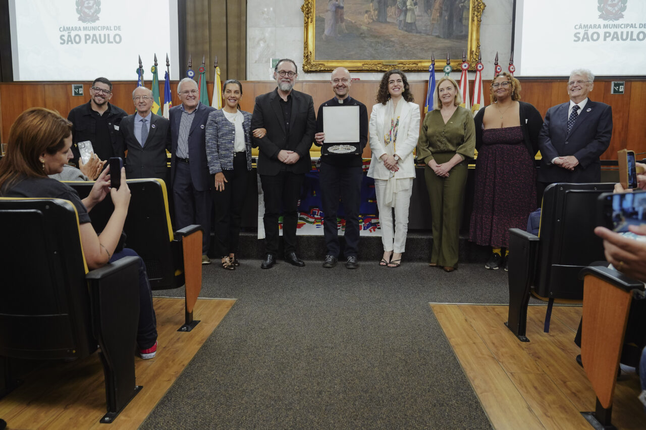 entrega-de-salva-de-prata-em-homenagem-ao-arsenal-da-esperana-pelos-seus-28-anos-de-trabalho—-cmara-municipal-de-so-paulo—foto-richard-loureno_54184328940_o