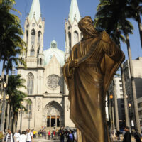 Monumento a São Paulo Apostolo –   Imagem de São Paulo Apostolo, colocada na Praça da Sé, centro da cidade de São Paulo, em homenagem aos 2000 mil anos de nascimento do Apostolo e encerramento do Ano Santo Paulino.O monumento foi um presente da Arquidioc