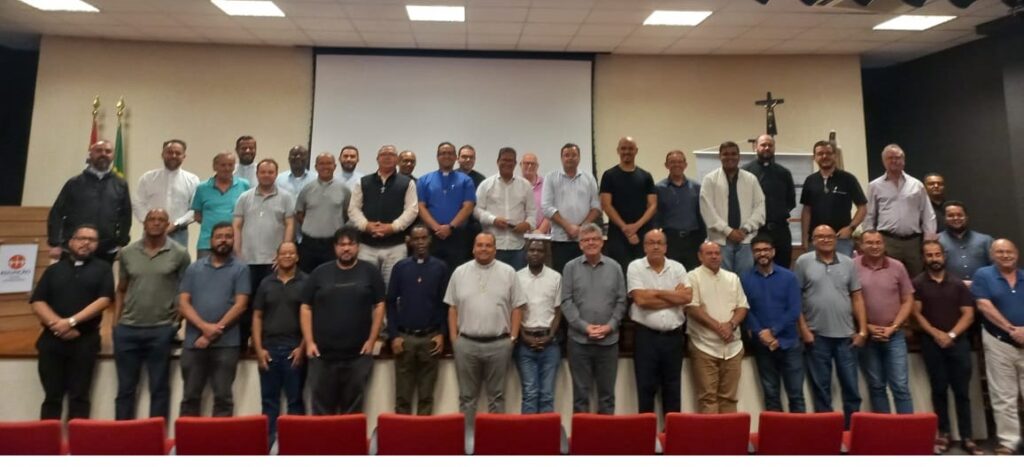Padres que iniciam ofício na Arquidiocese participam de encontro - Jornal O São Paulo
