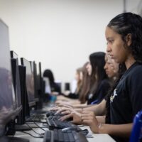 pessoas no computador