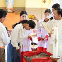 Camboja-185-jovens-sao-batizados-durante-a-Vigilia-Pascal-1