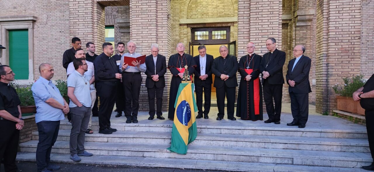 Conclave: cardeais brasileiros entoam a oração do Veni Creator antes da ida à Casa Santa Marta - Jornal O São Paulo