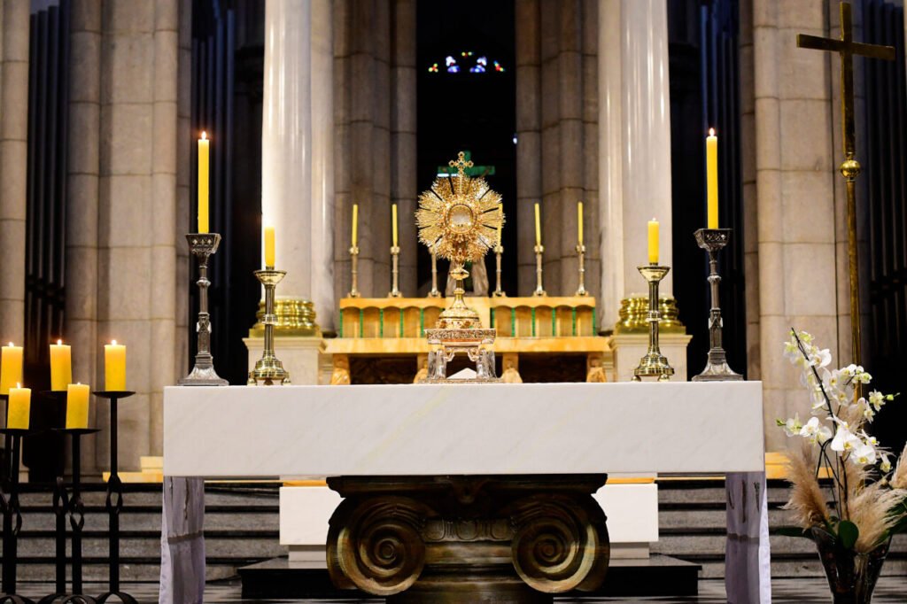 Em Corpus Christi, a Igreja celebra o mistério da presença de Cristo na Eucaristia
