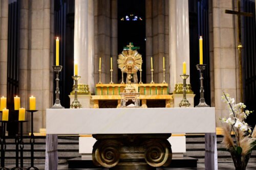 Em Corpus Christi, a Igreja celebra o mistério da presença de Cristo na Eucaristia