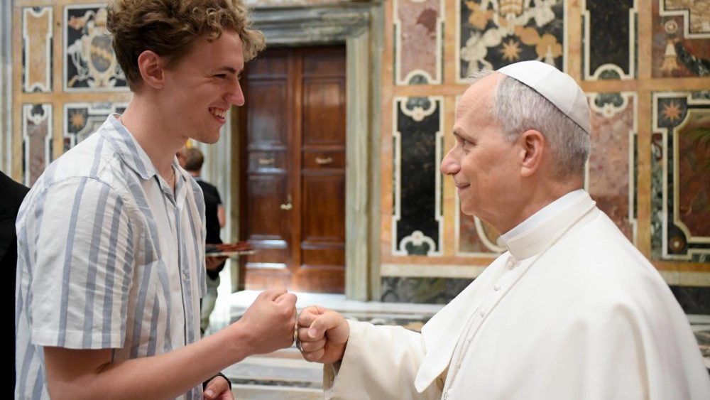 Papa aos jovens: em meio aos estímulos digitais, Deus nos fala no coração - Jornal O São Paulo