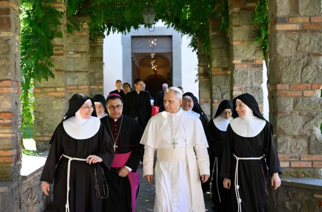 Papa às clarissas: é belo que a Igreja conheça a vida de vocês