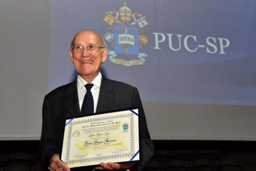 Padre José Oscar Beozzo recebe o título de Doutor Honoris Causa pela PUC-SP
