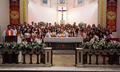 Mais de 200 jovens e adultos são crismados por Dom Rogério em 3 paróquias da Região Sé