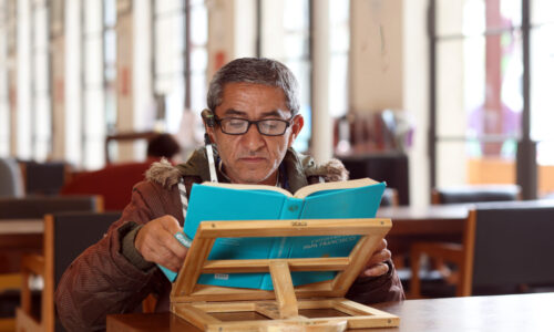 Óculos inteligentes nas bibliotecas municipais devolvem autonomia e prazer de ler a quem perdeu a visão