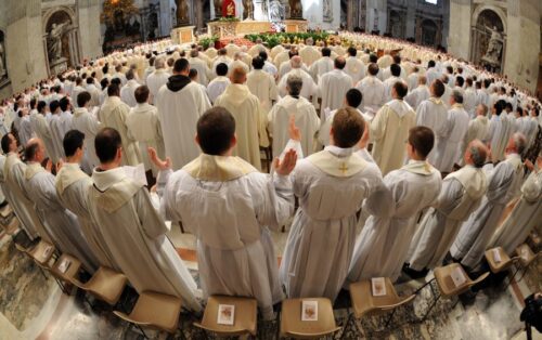 Papa: o ministério sacerdotal exige fidelidade e comunhão, não autorreferencialidade