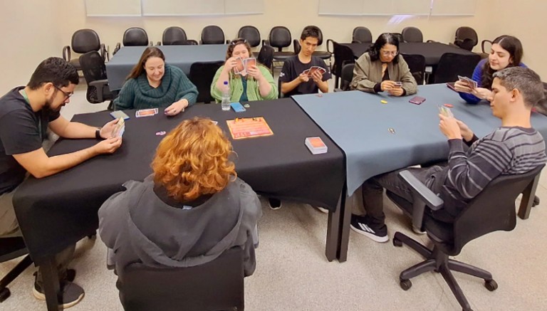 Jogo criado na USP usa cartas e cooperação para ensinar sustentabilidade e urgência climática - Jornal O São Paulo