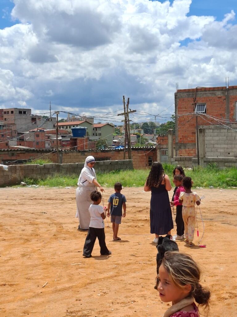 Na Brasilândia, Irmãs Missionárias da Caridade realizam atividade missionária com crianças e jovens - Jornal O São Paulo