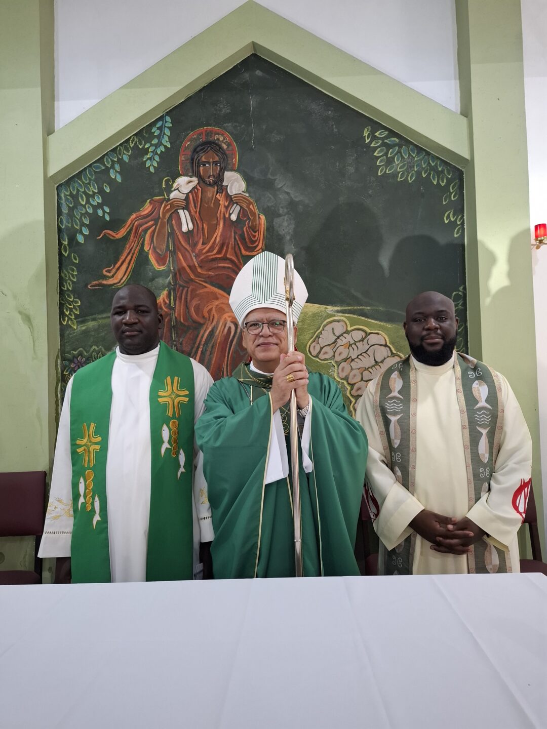Dom Carlos Silva dá posse ao novo pároco da Paróquia Bom Pastor - Jornal O São Paulo