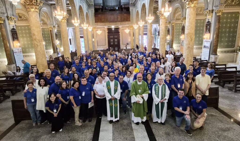Dom Rogério participa de formação da CF, preside Crismas e dá posse a padres na Região Sé - Jornal O São Paulo