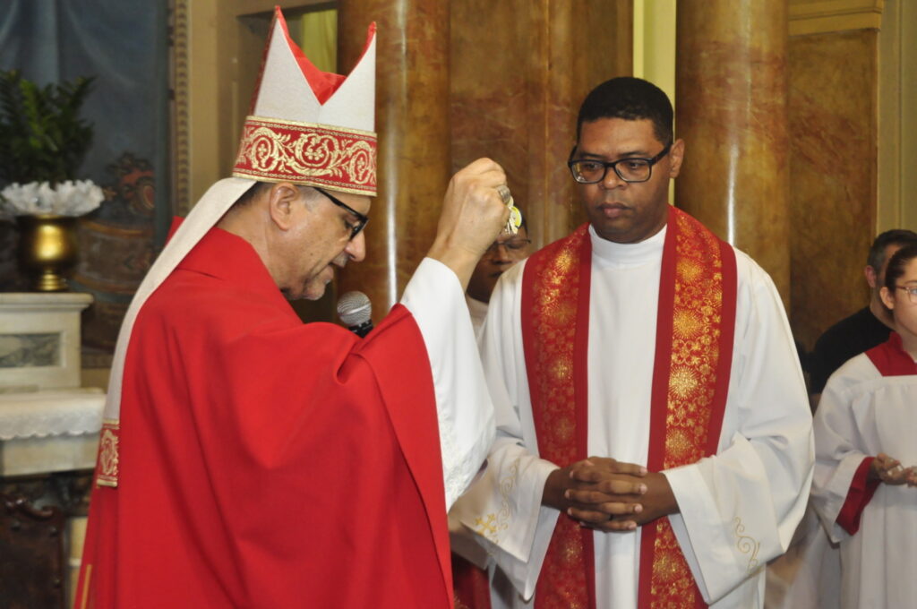 Dom Rogério participa de formação da CF, preside Crismas e dá posse a padres na Região Sé - Jornal O São Paulo