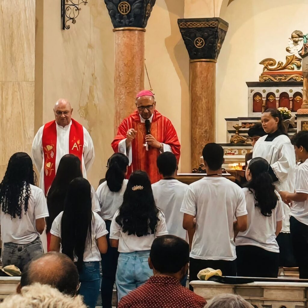 Dom Rogério preside Crismas e dá posse a párocos na Região Sé - Jornal O São Paulo