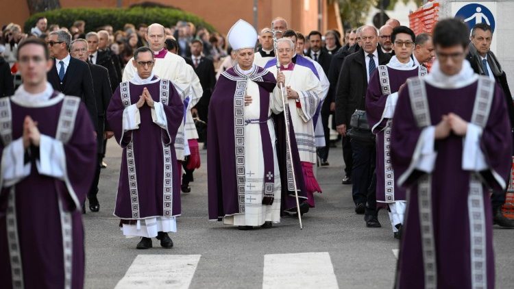Papa: nas cinzas está o peso de um mundo em chamas. A Quaresma estimula a conversão - Jornal O São Paulo