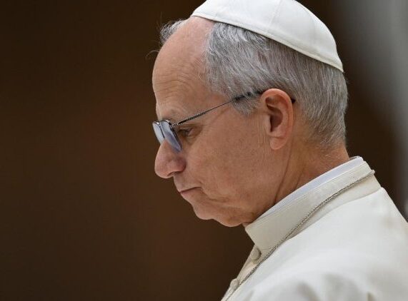 Leão XIV recebe vítima irlandesa de abusos - Jornal O São Paulo