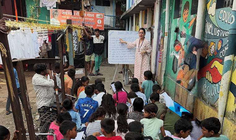 Índia: Professora, que em 20 anos fundou 800 centros de aprendizagem, vence ‘Nobel da Educação’ - Jornal O São Paulo