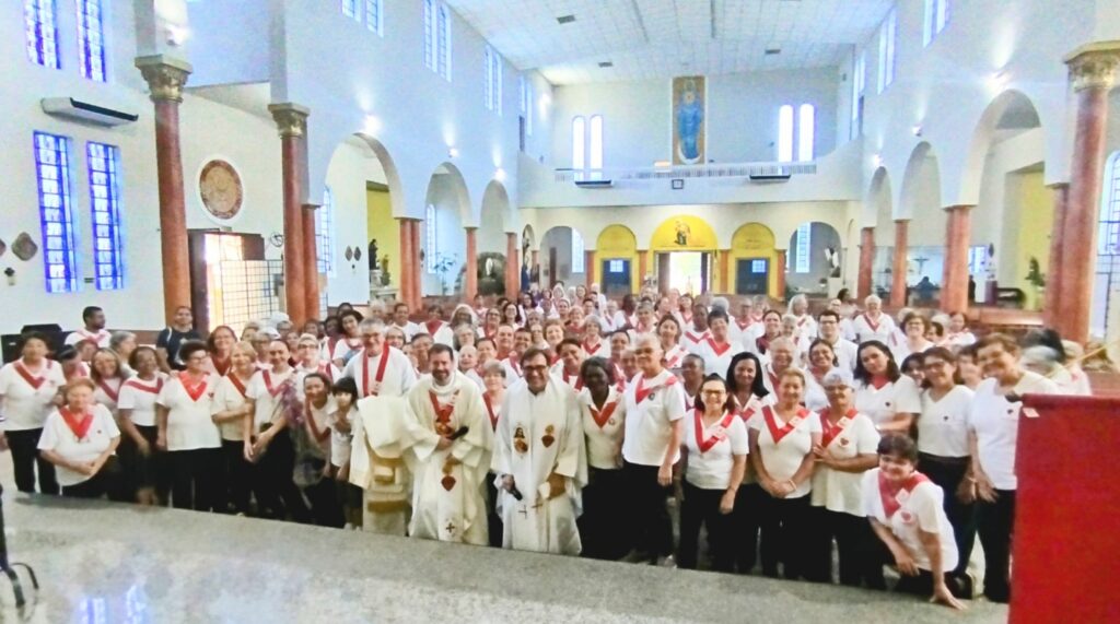 Dom Carlos realiza a investidura de 17 ministros extraordinários da Sagrada Comunhão - Jornal O São Paulo