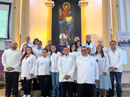 Dom Carlos realiza a investidura de 17 ministros extraordinários da Sagrada Comunhão - Jornal O São Paulo