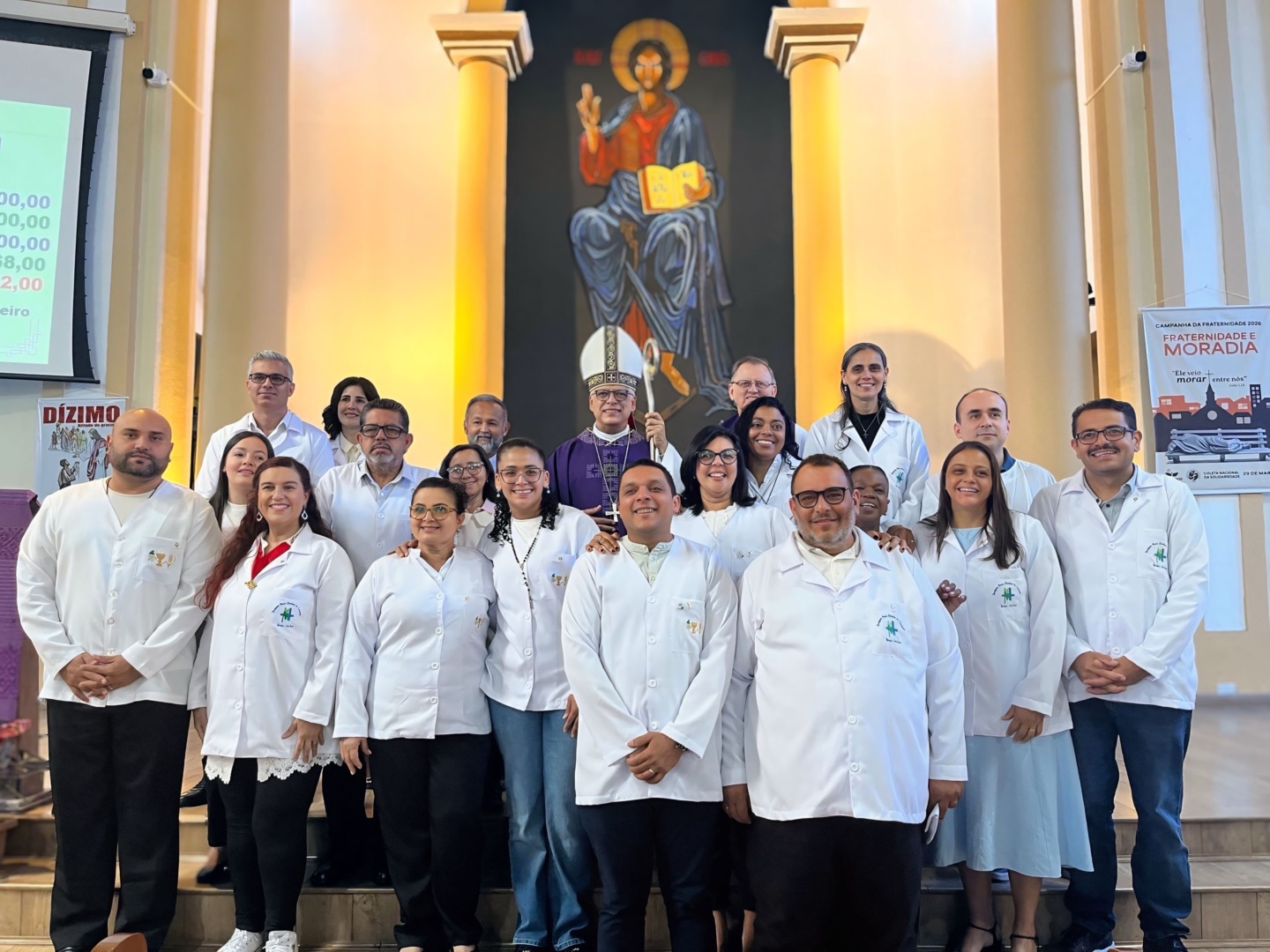 Dom Carlos realiza a investidura de 17 ministros extraordinários da Sagrada Comunhão - Jornal O São Paulo