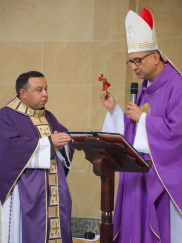 Dom Rogério dá posse a párocos em paróquas da Região Sé