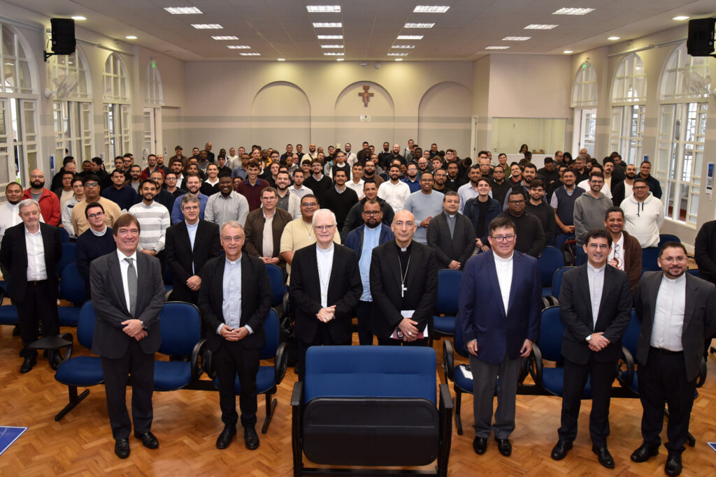 Cardeal Baldassare Reina reflete sobre teologia urbana e pastoral familiar em visita a São Paulo