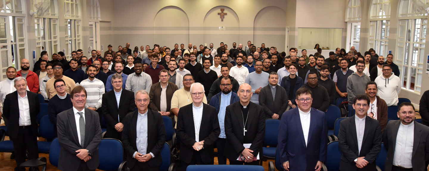 Cardeal Baldassare Reina reflete sobre teologia urbana e pastoral familiar em visita a São Paulo