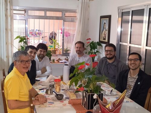 Capelão do Hospital Psiquiátrico Philippe Pinel recebe a visita de noviços de Schoenstatt em estágio social - Jornal O São Paulo