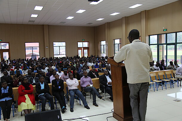 Em Ruanda, o uso de drones autônomos ajuda a prevenir doenças e salvar vidas - Jornal O São Paulo