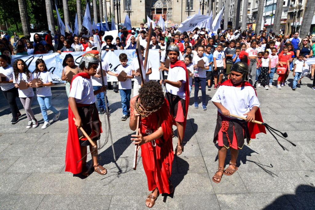Em via-sacra, crianças e adolescentes denunciam a‘cruz’ da falta de moradia - Jornal O São Paulo