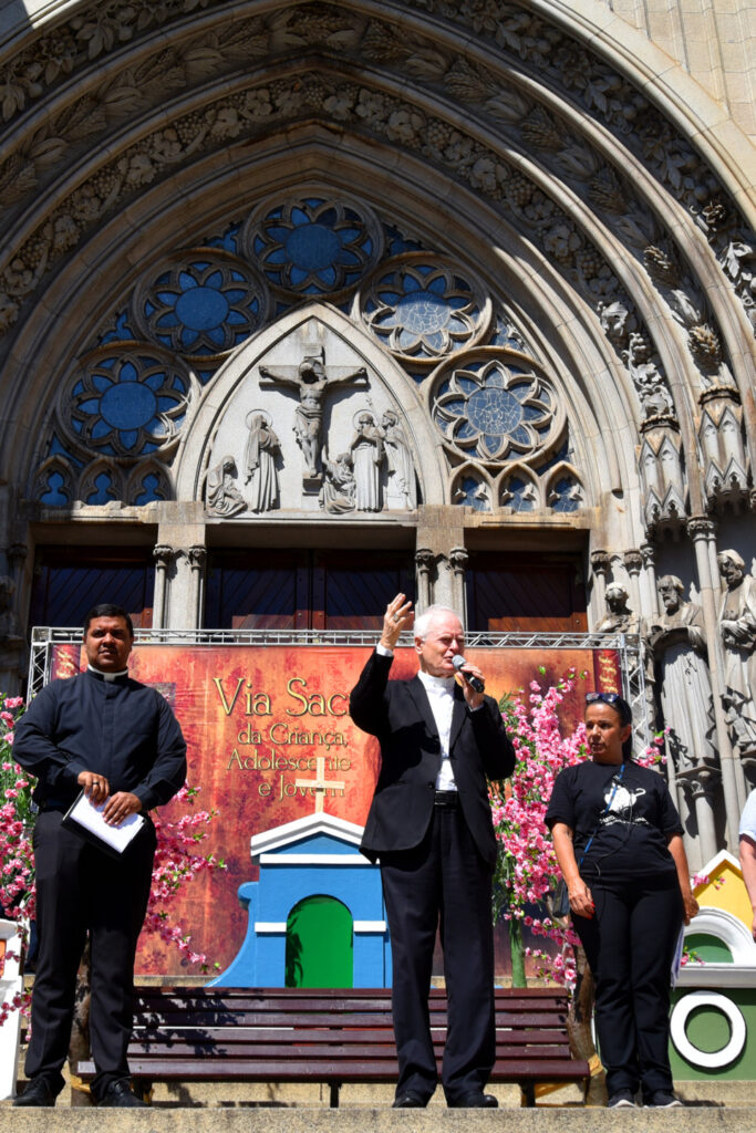 Em via-sacra, crianças e adolescentes denunciam a‘cruz’ da falta de moradia - Jornal O São Paulo