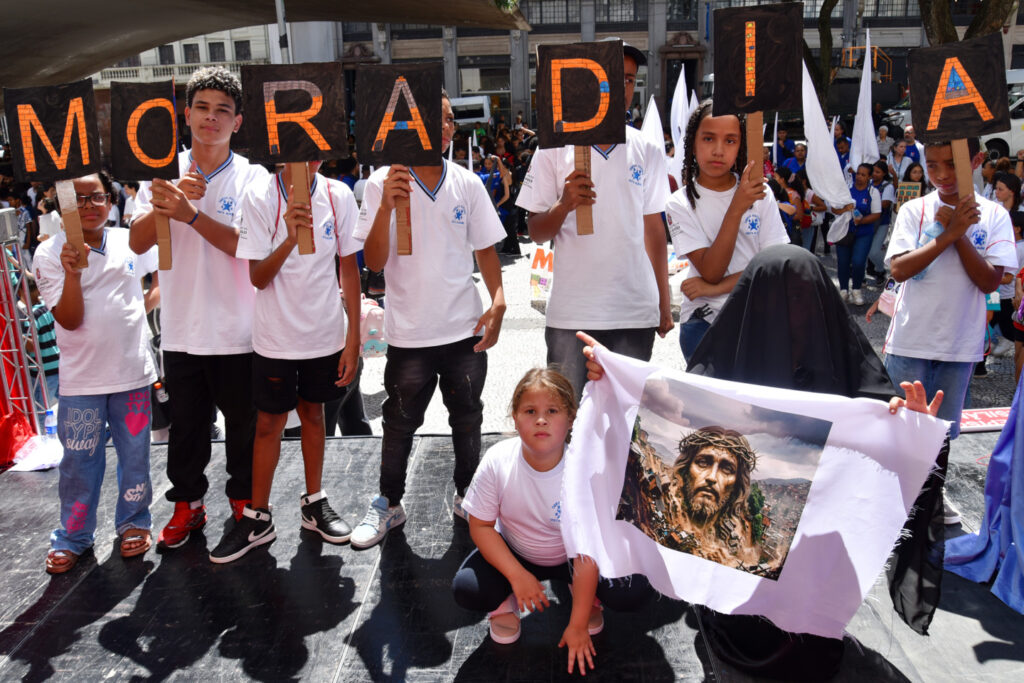 Em via-sacra, crianças e adolescentes denunciam a‘cruz’ da falta de moradia - Jornal O São Paulo