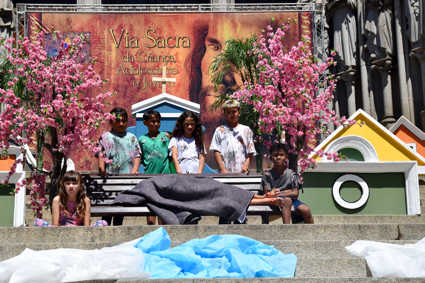 Em via-sacra, crianças e adolescentes denunciam a‘cruz’ da falta de moradia