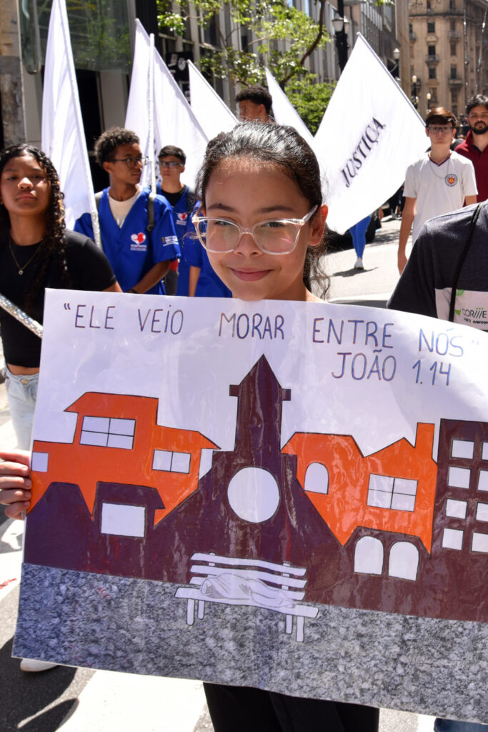 Em via-sacra, crianças e adolescentes denunciam a‘cruz’ da falta de moradia - Jornal O São Paulo