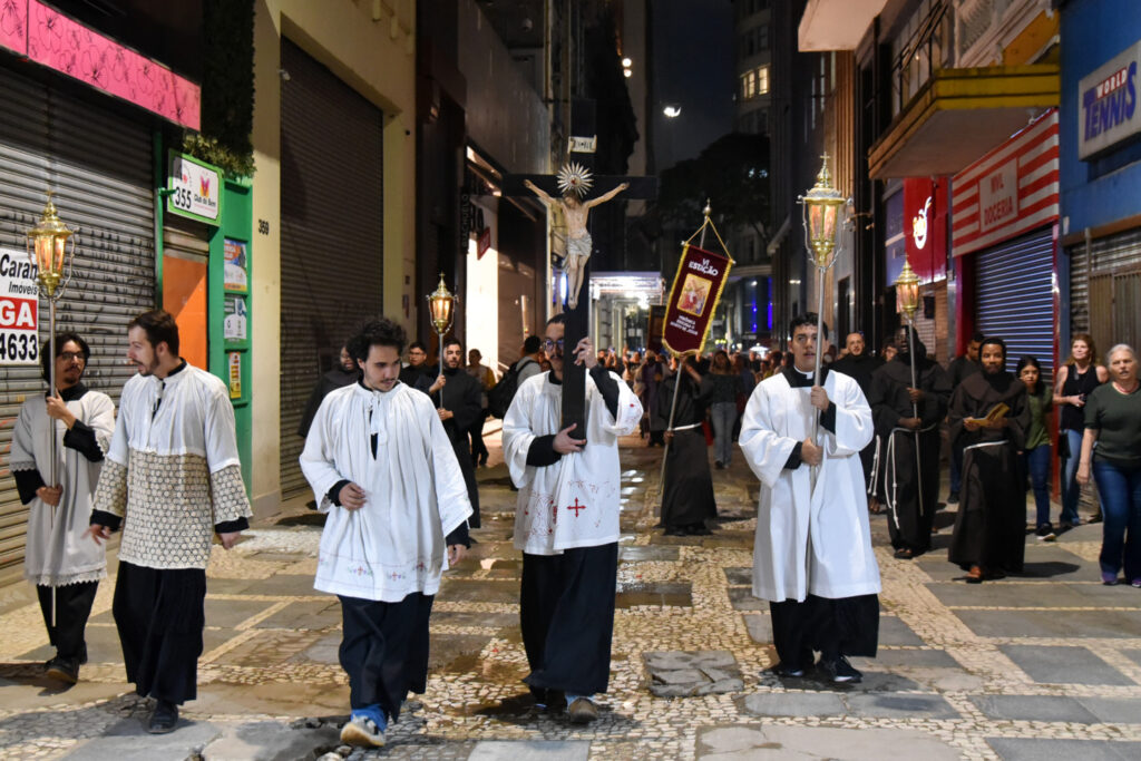 Nos passos de Jesus, da condenação até a cruz, pelo centro histórico da cidade de São Paulo