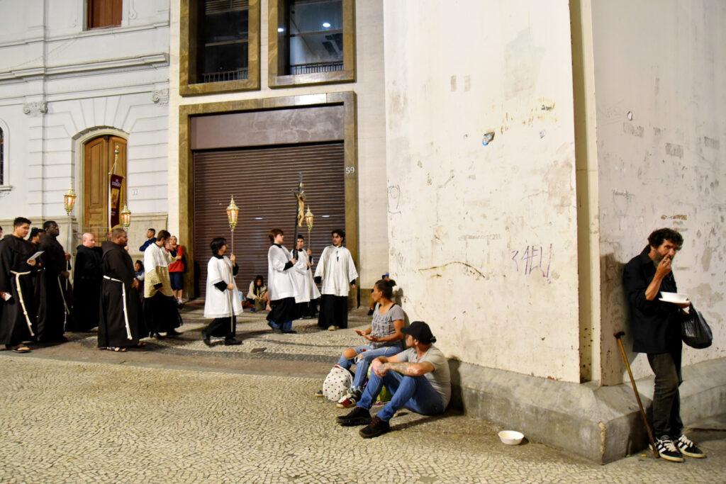 Nos passos de Jesus, da condenação até a cruz, pelo centro histórico da cidade de São Paulo