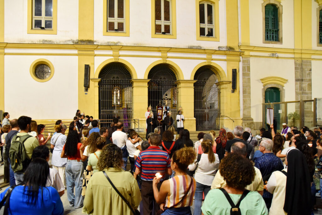 Nos passos de Jesus, da condenação até a cruz, pelo centro histórico da cidade de São Paulo