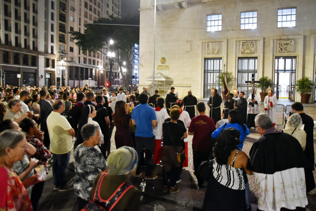 Nos passos de Jesus, da condenação até a cruz, pelo centro histórico da cidade de São Paulo