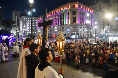 Nos passos de Jesus, da condenação até a cruz, pelo centro histórico da cidade de São Paulo