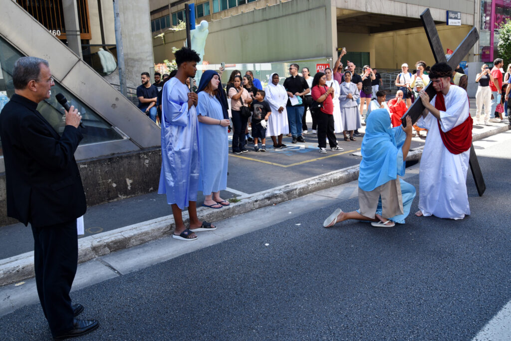 Na Avenida Paulista, com fé e devoção, jovens recordam os passos de Jesus na via-sacra - Jornal O São Paulo