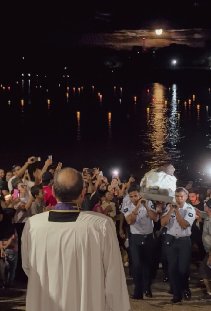 Pelo Rio Araguaia, barquinhos iluminados anunciam a Paixão de Cristo - Jornal O São Paulo